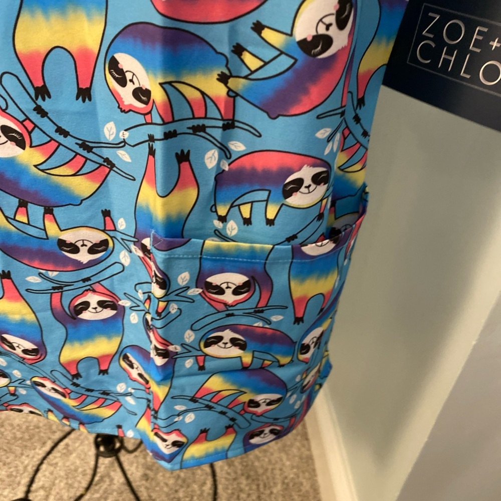 Zoe + Chloe Large L Chillax Max Rainbow Sloth Scrub Top Women Ladies Shirt Cute - Picture 4 of 11